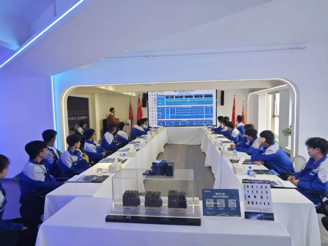 昆明工業(yè)職業(yè)技術(shù)學(xué)院電氣學(xué)院師生走進(jìn)聯(lián)誠(chéng)科技開展認(rèn)知實(shí)習(xí)